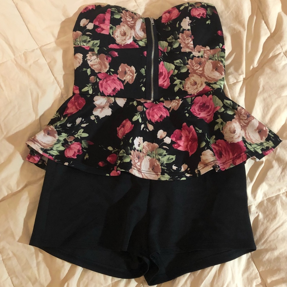 💥(4/$18) Floral Peplum Romper💥